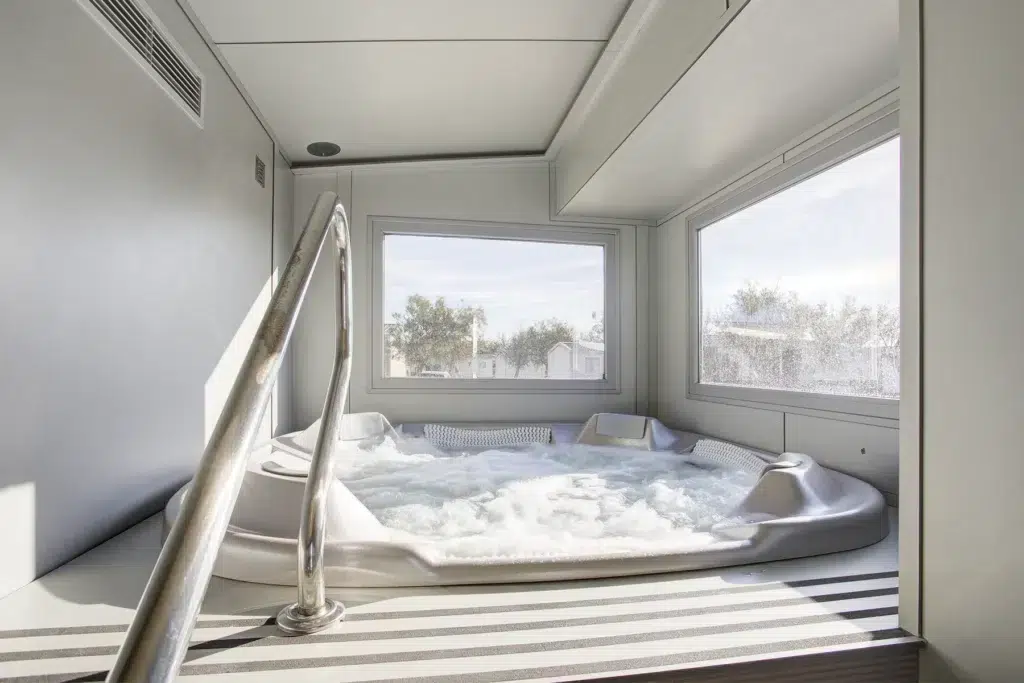 Camping Bel Air Village Barberousse - espace bien être - bains à remous - Gruissan