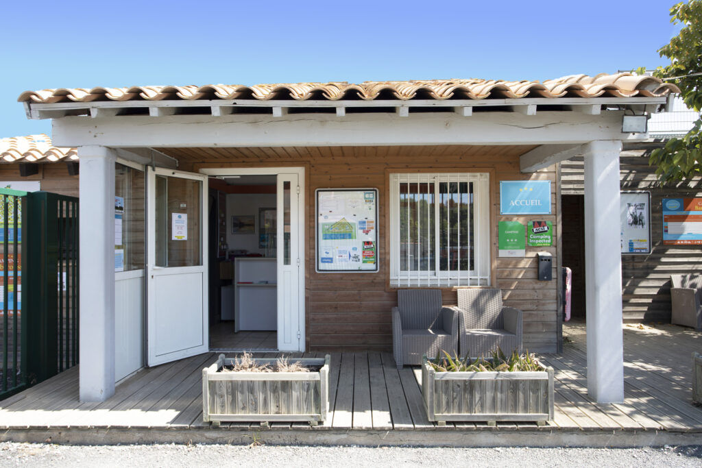 accueil du camping barberousse à gruissan